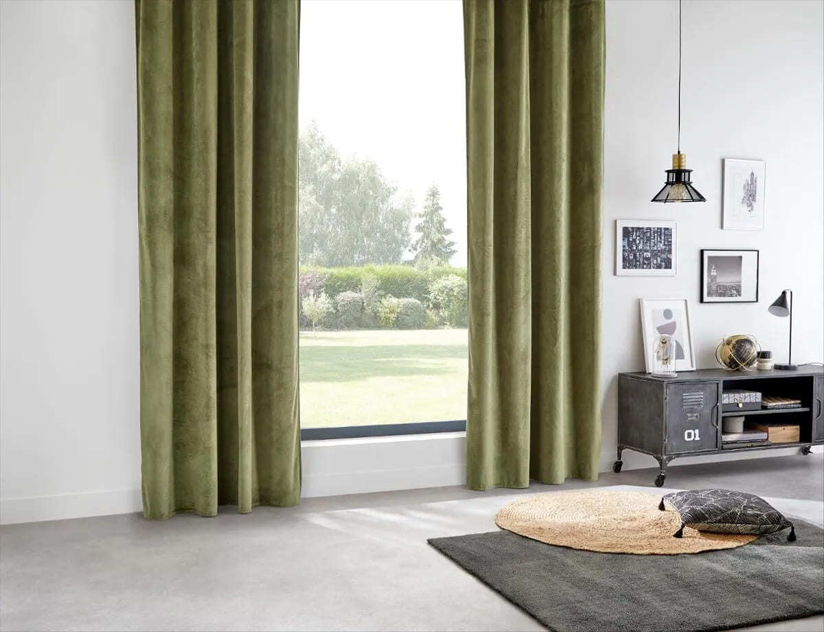 La cortina opaca de terciopelo con ojales verde caqui de Leroy Merlin que supera a la de Maisons du Monde