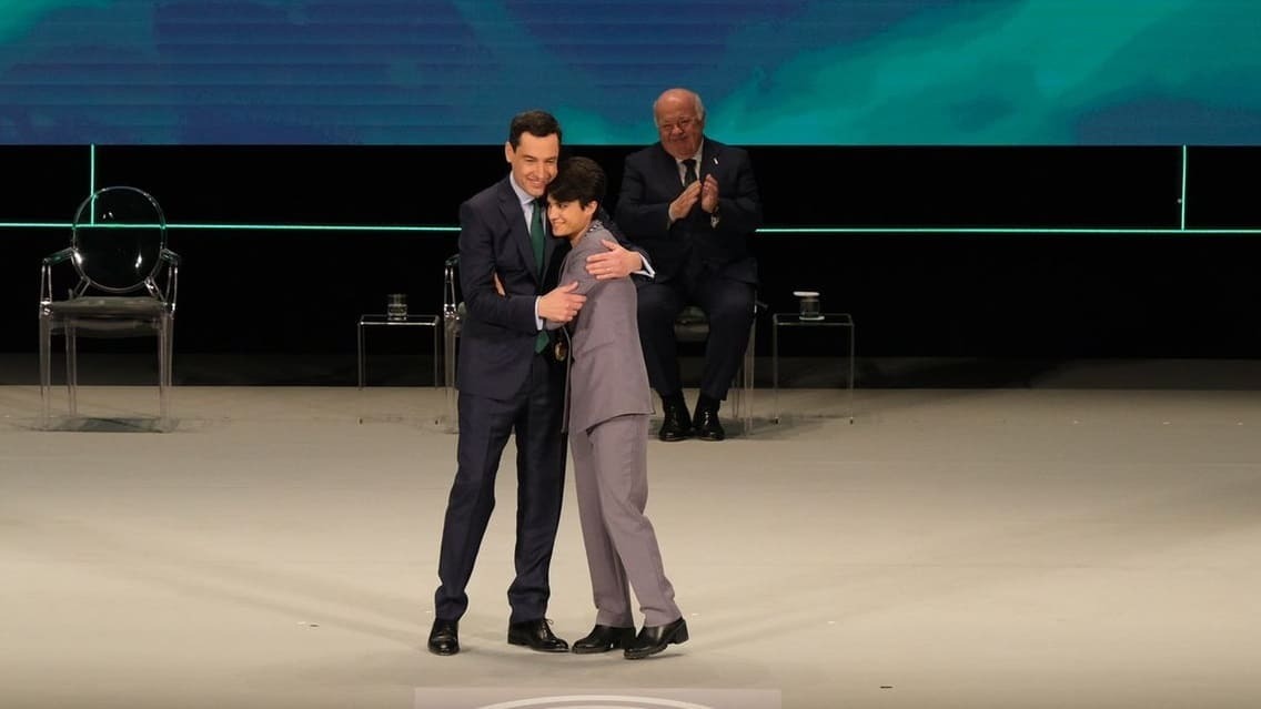 María Pérez recibe la Medalla del Deporte de manos del presidente de la Junta de Andalucía, Juanma Moreno