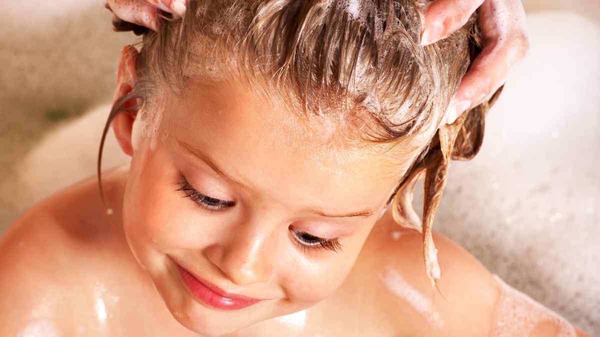 Niña usando champú formato familair de Mercadona