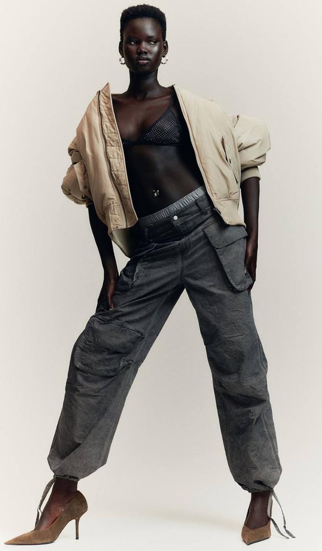 Pantalón cargo efecto desgastado de H&M