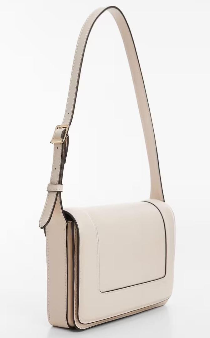 El bolso bandolera con solapa blanco roto de Mango