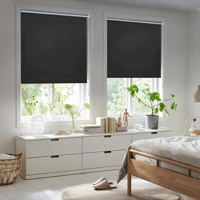 El estor enrollable opaco térmico con tiro lateral de color negro de Leroy Merlin