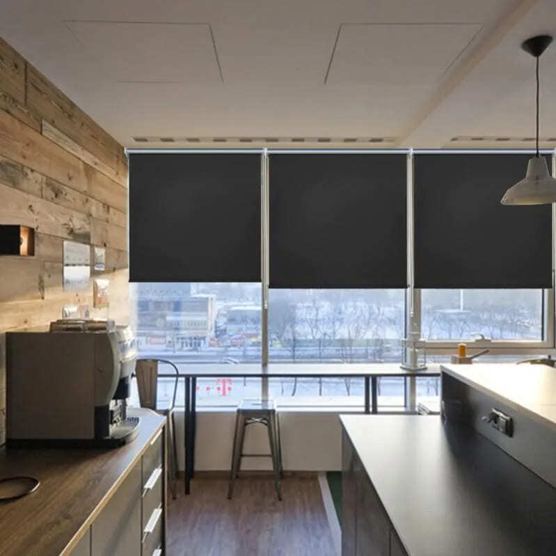 El estor enrollable opaco térmico con tiro lateral de color negro de Leroy Merlin