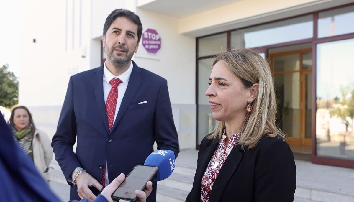 Almudena Martínez y González Carretero atienden a los medios