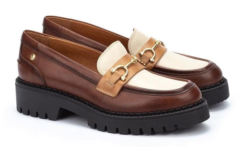 Mocasines de piel con detalle metálico