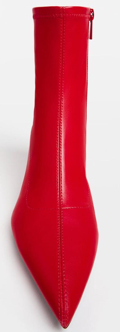 Los botines con tacón stretch de color rojo de Stradivarius