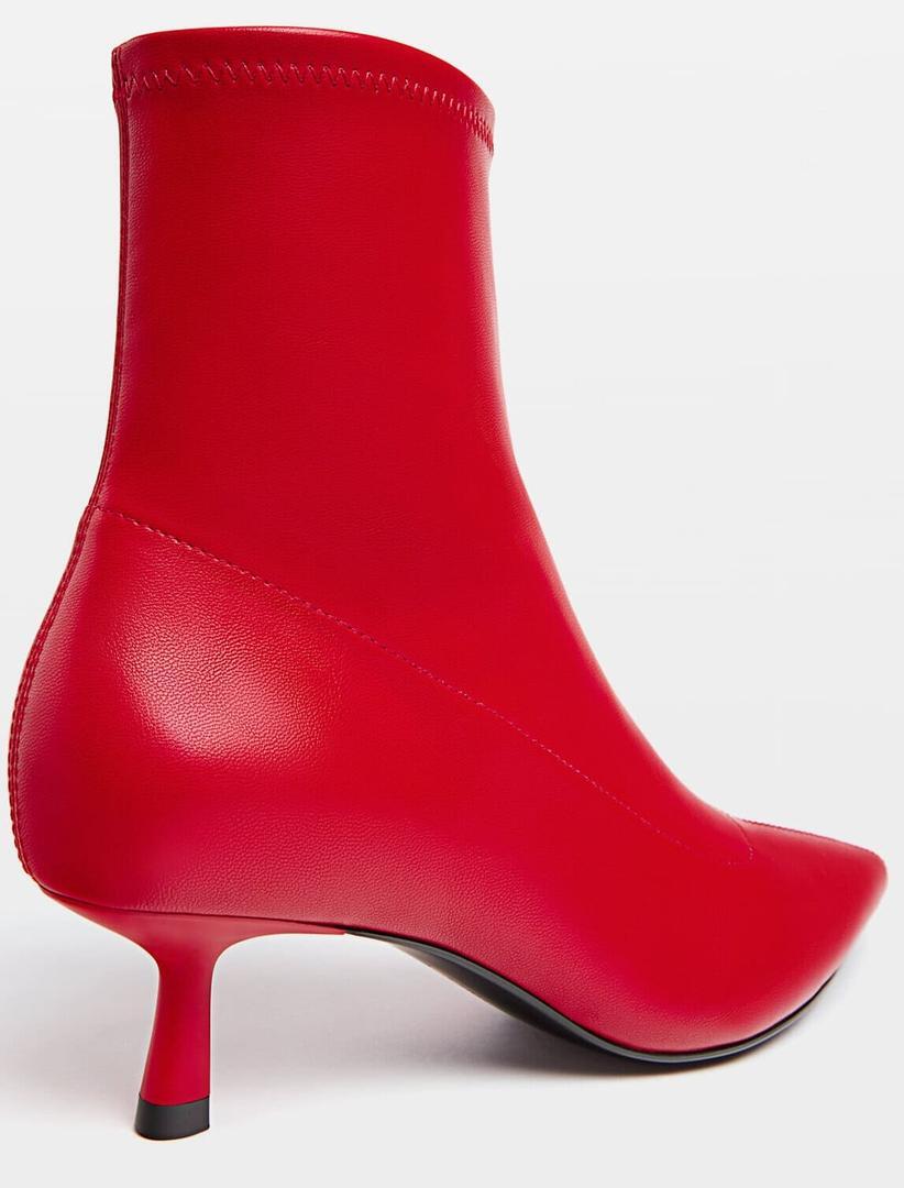 Los botines con tacón stretch de color rojo de Stradivarius
