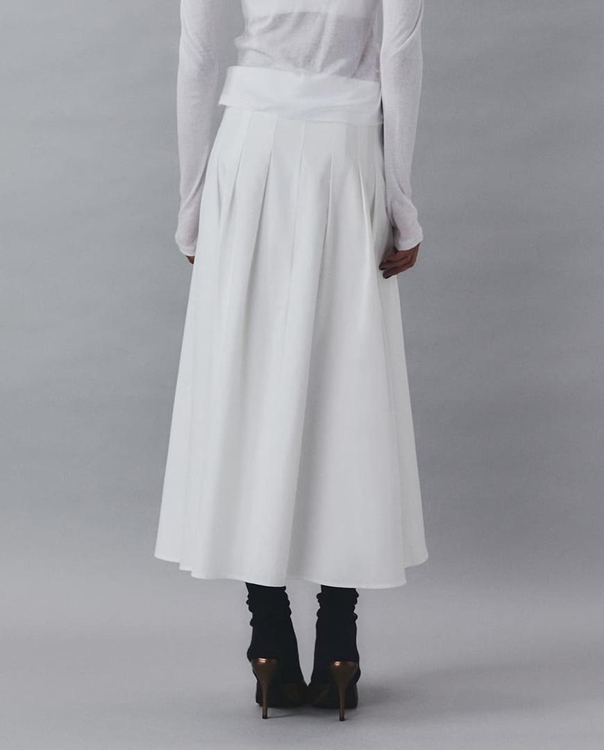 La nueva falda midi de tablas blanca de Sfera en El Corte Inglés