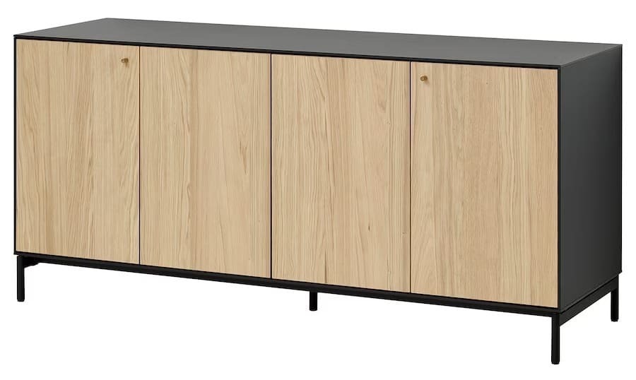 El aparador negro con chapa de roble BOASTAD de Ikea