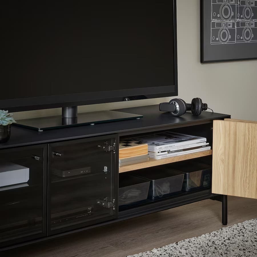 El nuevo mueble de TV negro con chapa de roble BOASTAD de Ikea