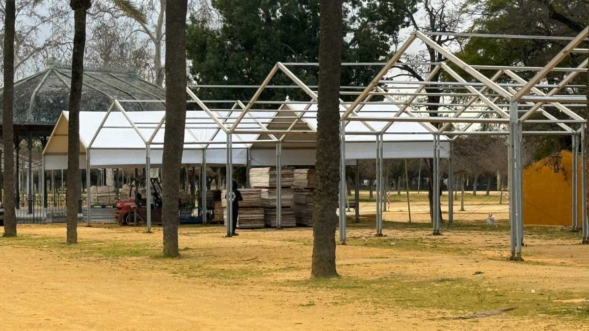 Montaje de las casetas de la Feria del Caballo | Cristo García