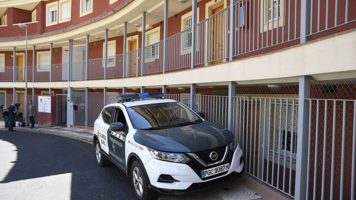 Un coche de la guardia civil en Roquetas