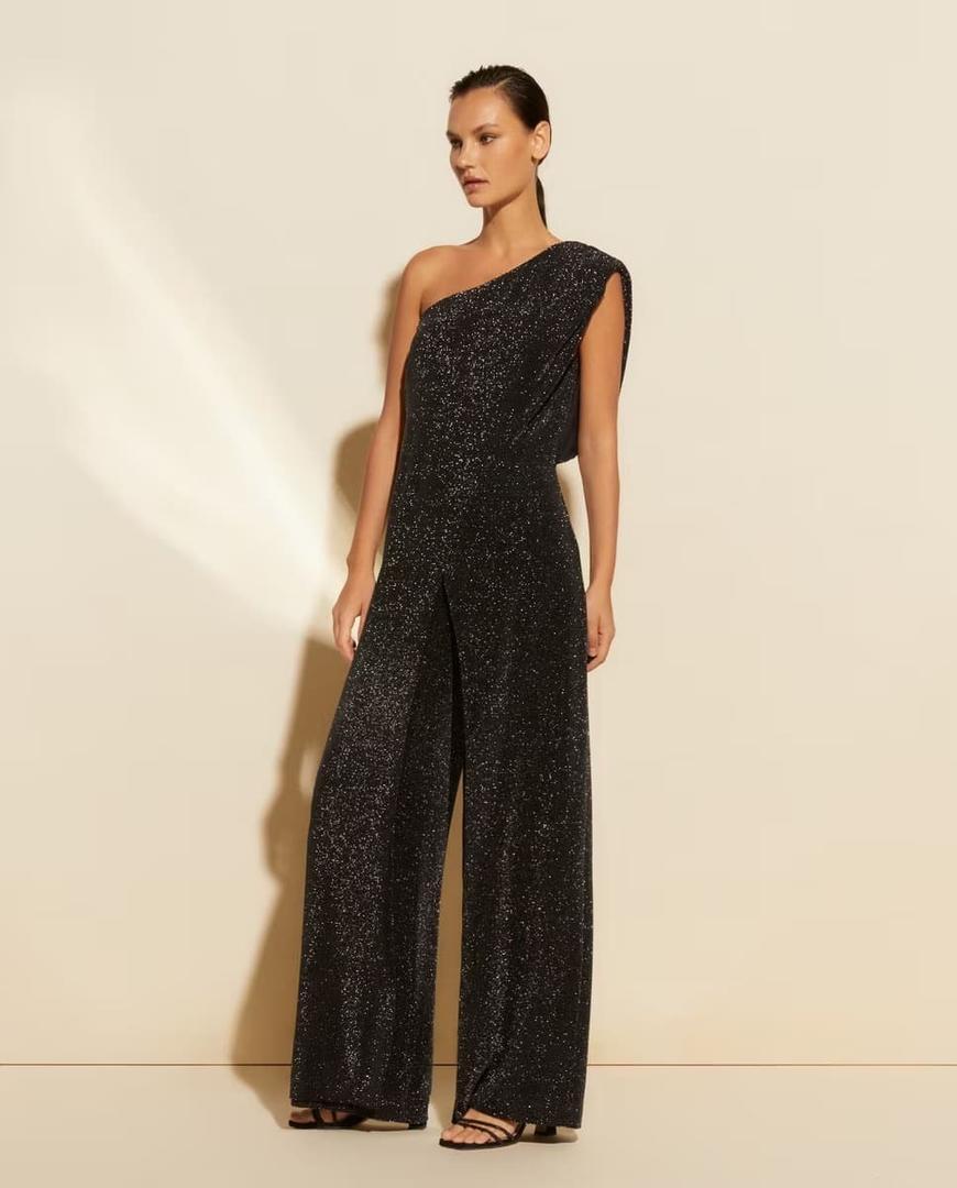 El mono largo asimétrico liso negro con brillantes de El Corte Inglés