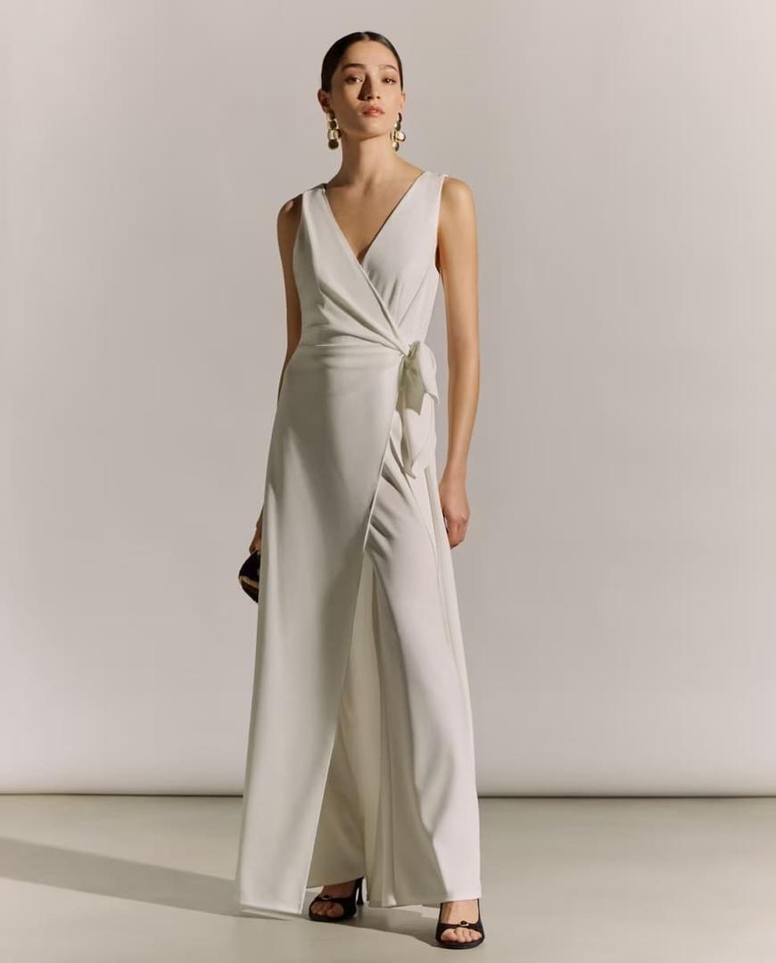 El mono con escote de pico y lazada lateral de color blanco de El Corte Inglés