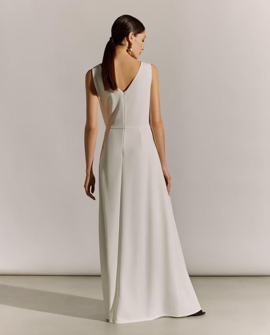 El mono con escote de pico y lazada lateral de color blanco de El Corte Inglés