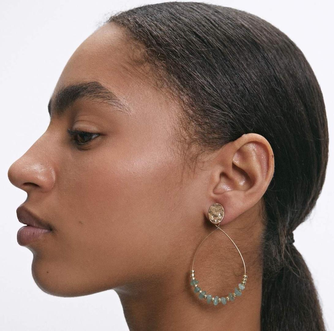 Gold- toned earrings with green stones de Parfois