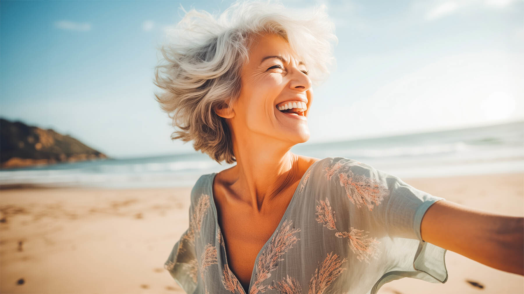 Mujer adulta disfrutando de la pensión por jubilación en la playa