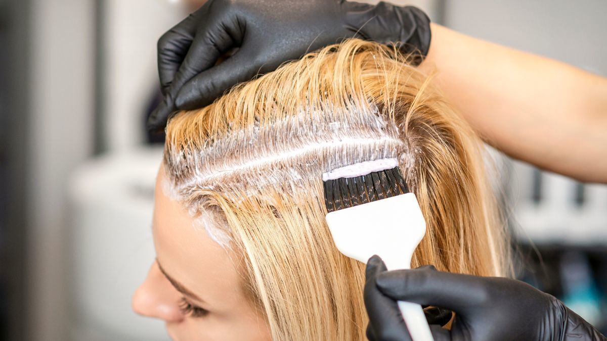 Mujer realizándose un tratamiento de tintado del cabello