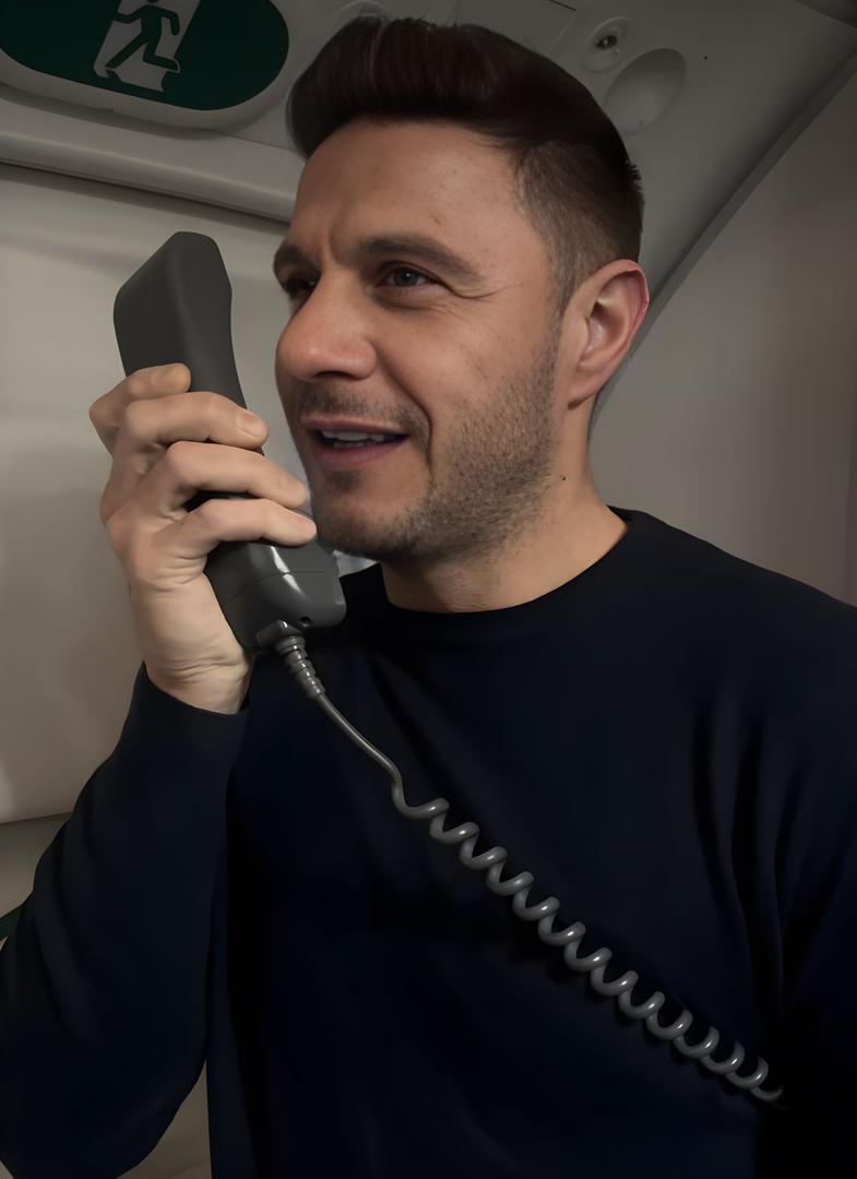 Joaquín Sánchez da un discurso en el avión camino a Riad