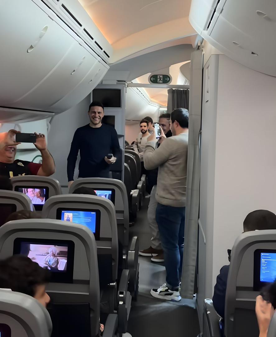 Joaquín Sánchez da un discurso en el avión camino a Riad