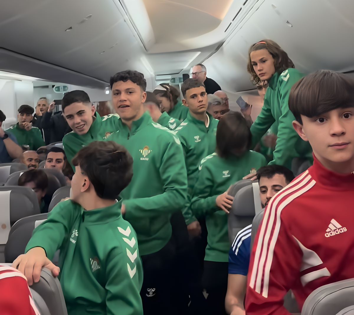 Los canteranos del Real Betis escuchan a Joaquín en el avión