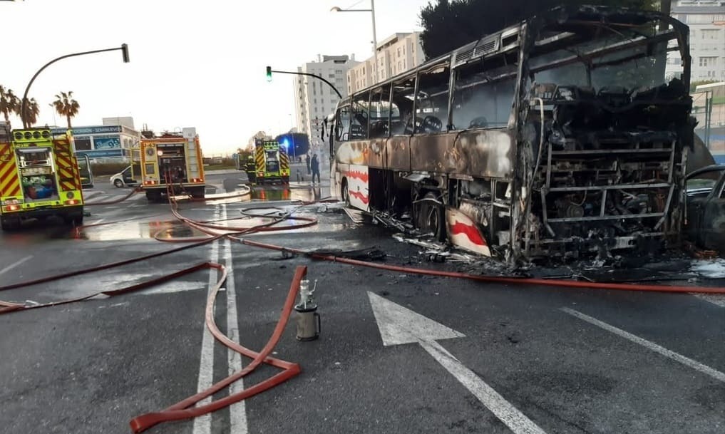 Estado en el que ha quedado el bus incendiado