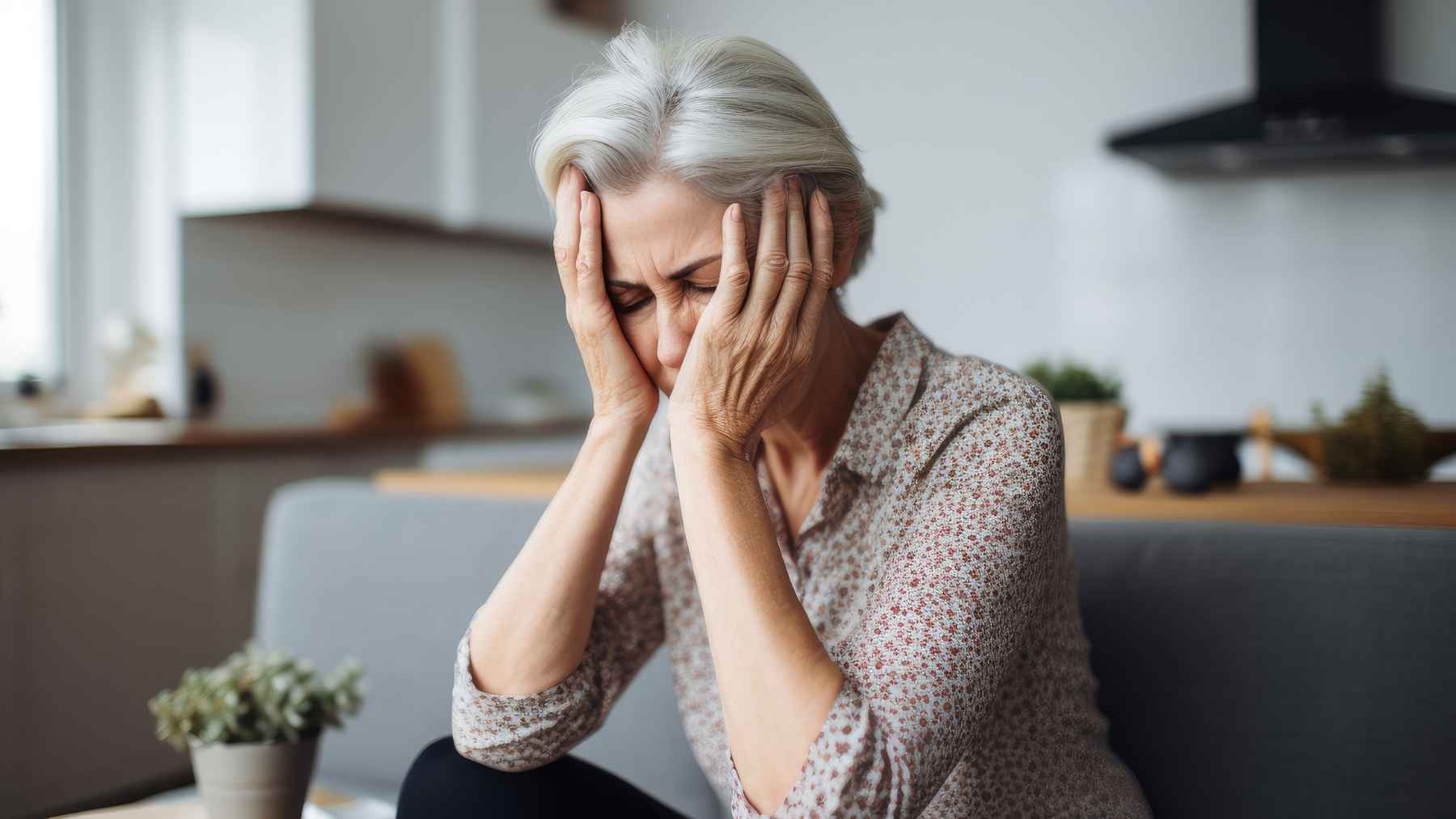 Mujer pensionista preocupada por el nuevo aviso de la Seguridad Social