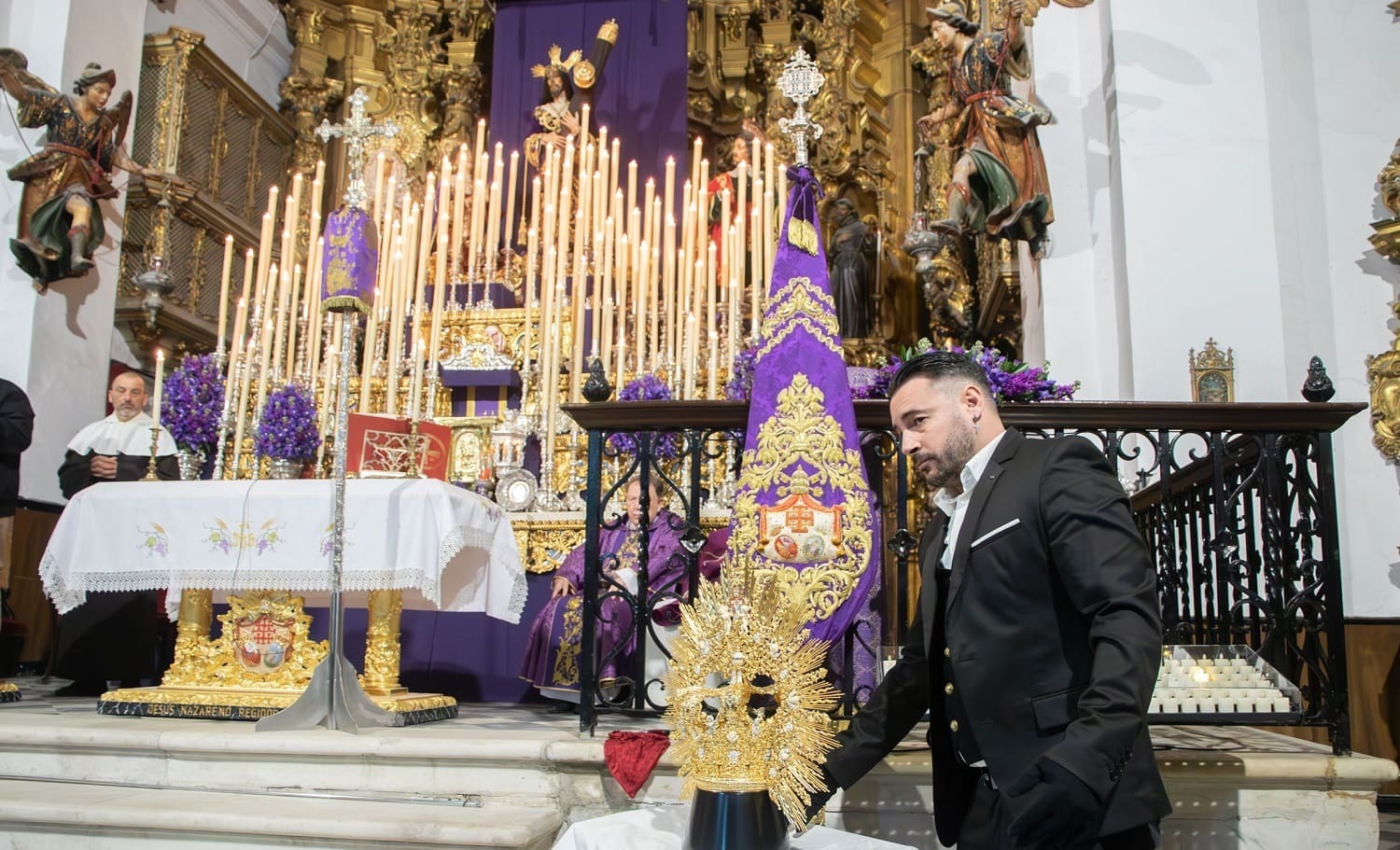 Andy Morales, junto a la corona restaurada de la Virgen de los Dolores