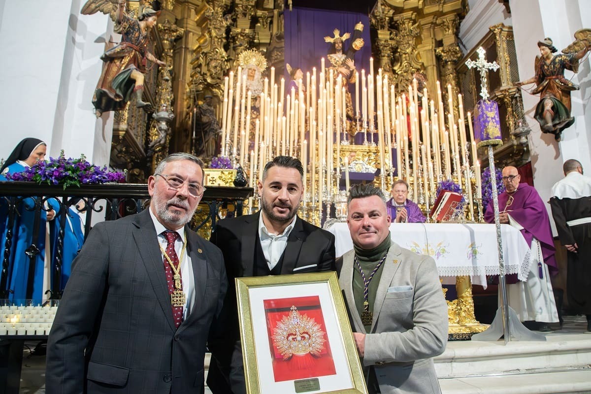 El cantante recibió un obsequio por parte de la hermandad