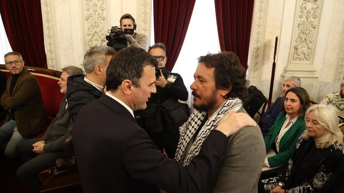 Bruno García saluda a su antecesor en el cargo José María González Kichi | Foto: Cristo García para ElMIRA