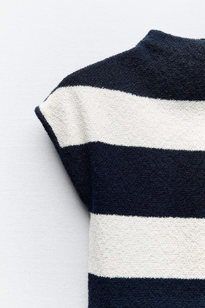 El nuevo vestido de punto cortado con estampado a rayas y ajustado de Zara