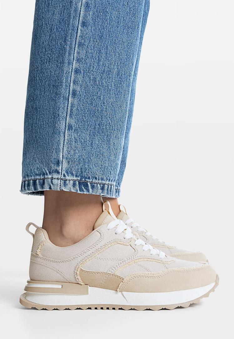 Las zapatillas deportivas de tejido en color beige de Stradivarius