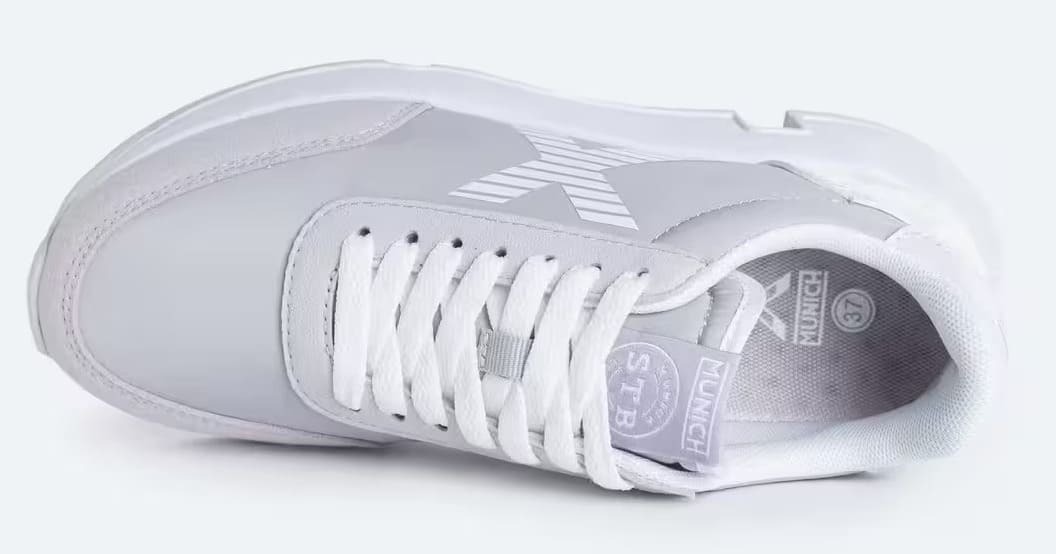 Las zapatillas casual Munich Versus para mujer de color plata en Decathlon