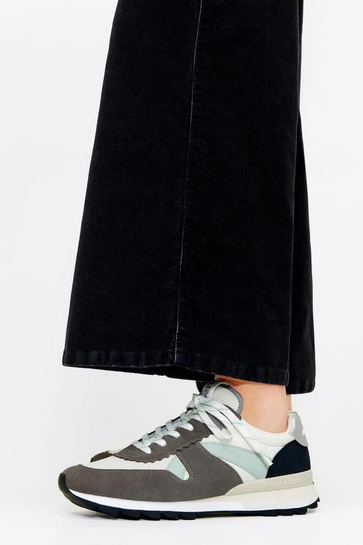Las zapatillas deportivas técnicas gris oscuro de Bimba y Lola