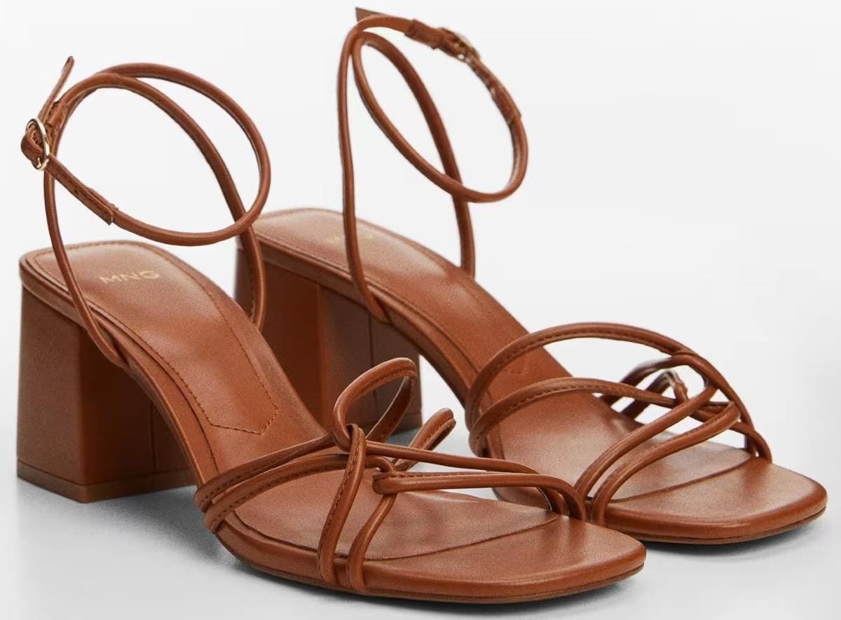 Sandalia tacón tiras metalizadas de Mango