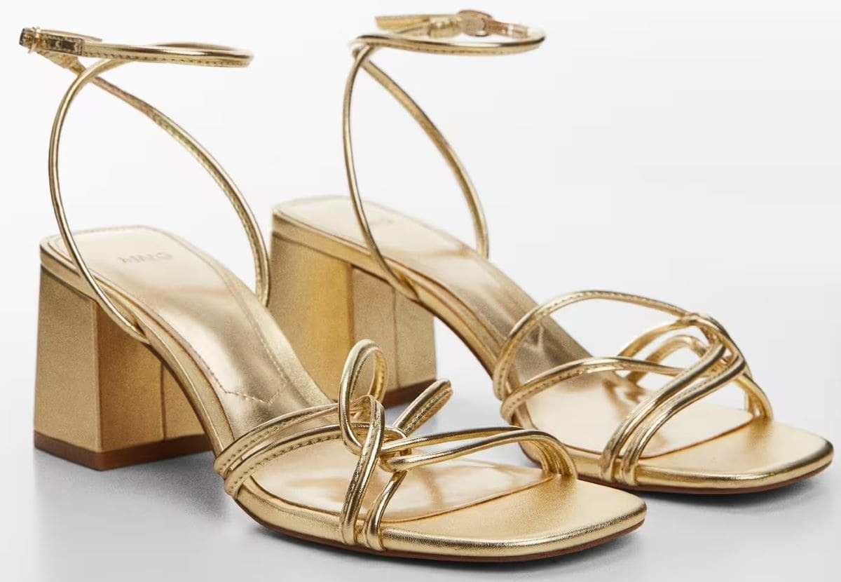 Sandalia tacón tiras metalizadas de Mango
