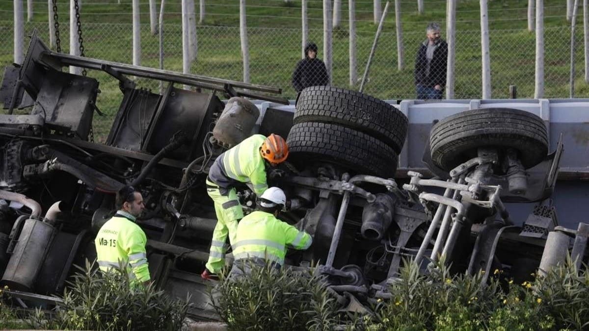Camión volcado en Jaén 