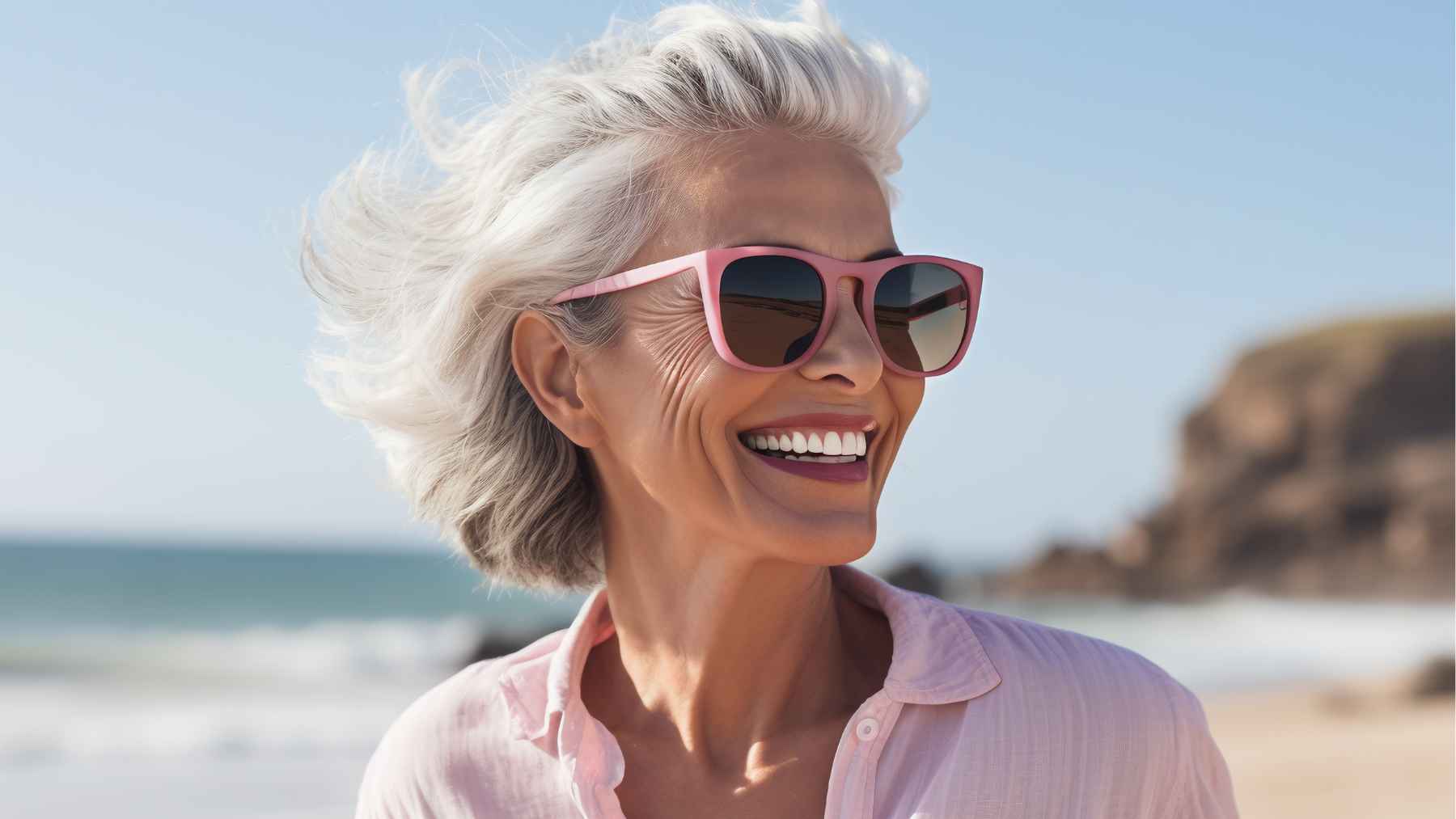 Una mujer pensionista disfruta de su jubilación en la playa