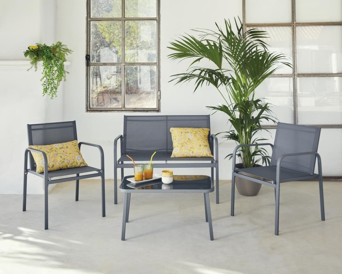 El conjunto de jardín con mesa, dos sillas y banco Antalya de Carrefour