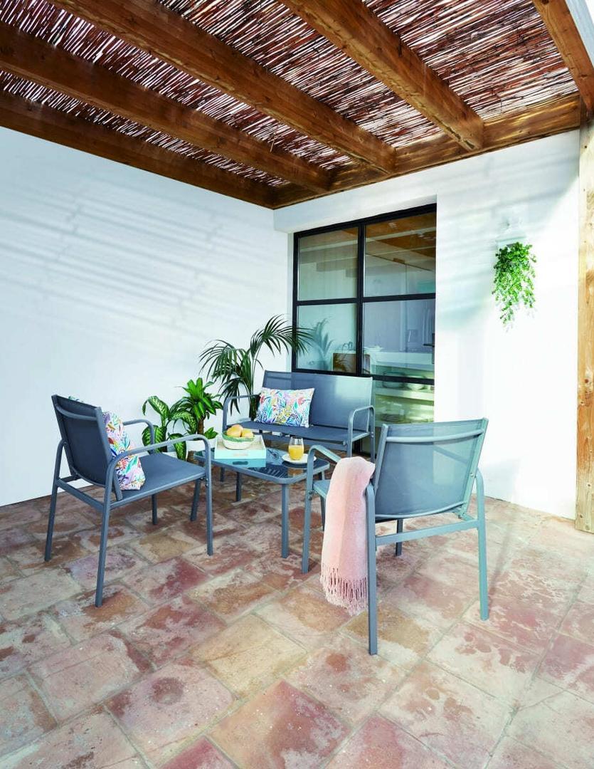 El conjunto de jardín con mesa, dos sillas y banco Antalya de Carrefour