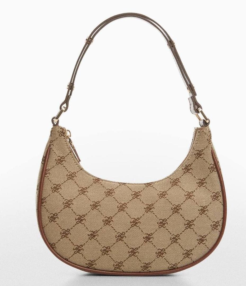 El bolso de hombro jacquard de Mango que imita al mítico de Guess