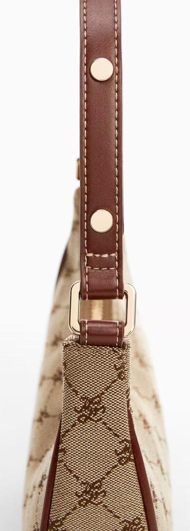 El bolso de hombro jacquard de Mango que imita al mítico de Guess