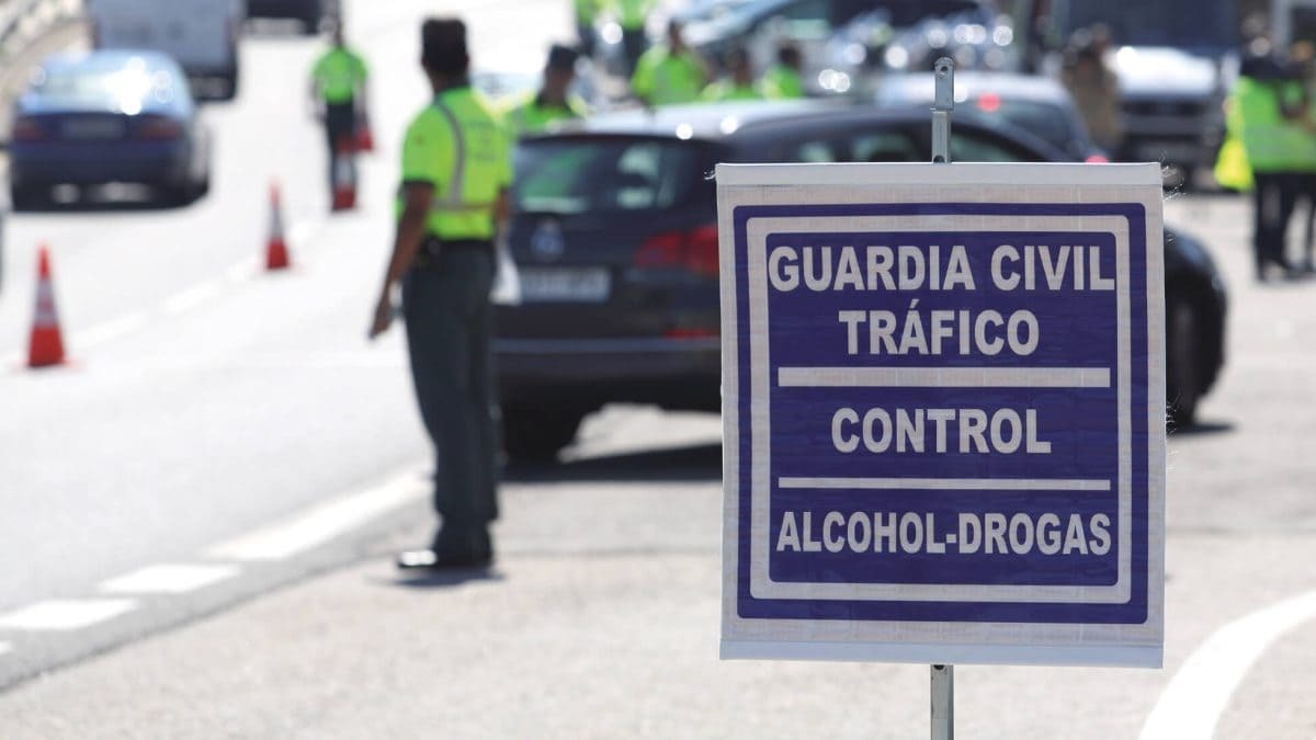 Controles de la guardia civil en plena carretera