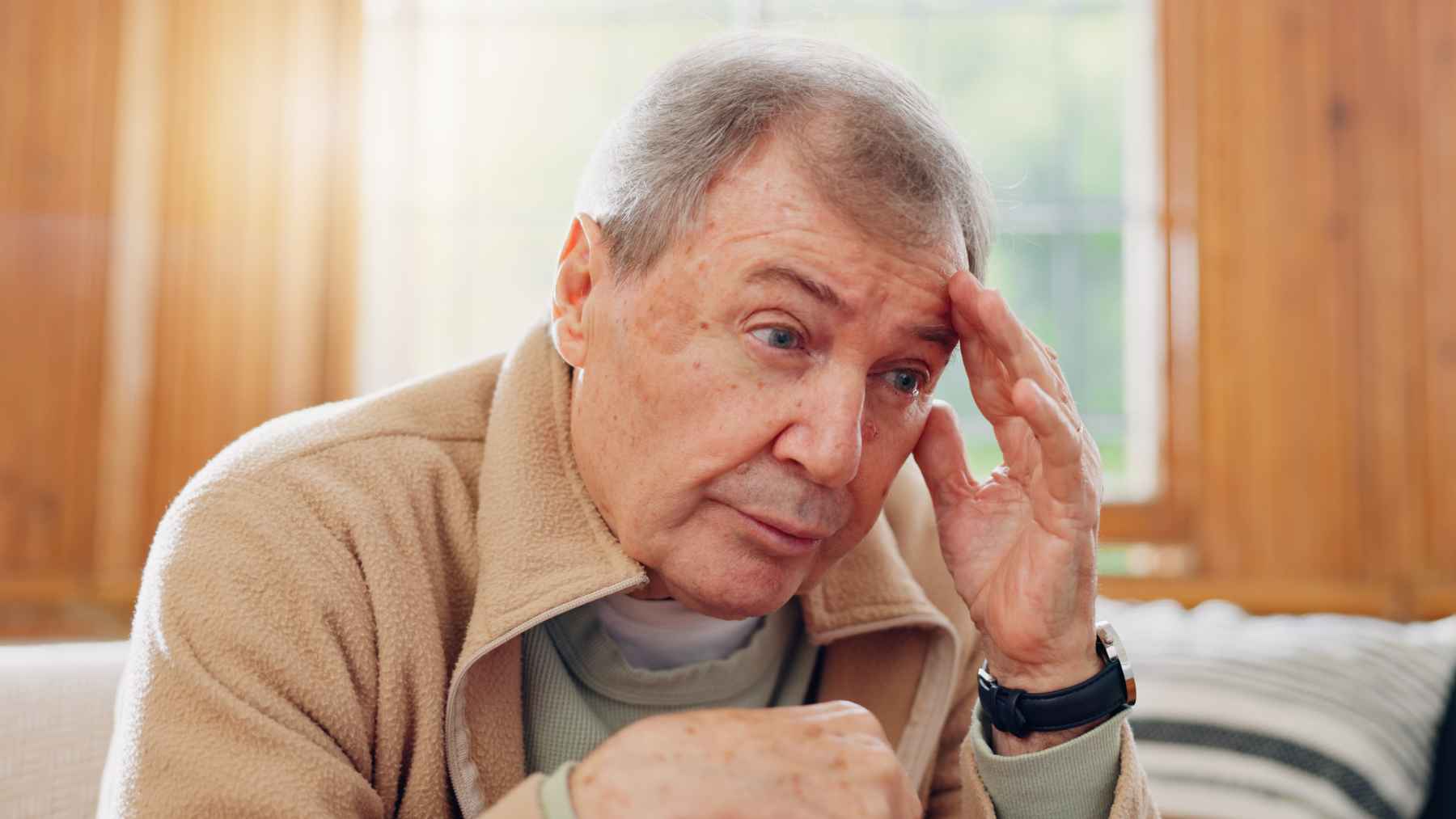 Pensionista preocupado por su pensión de jubilación de la Seguridad Social