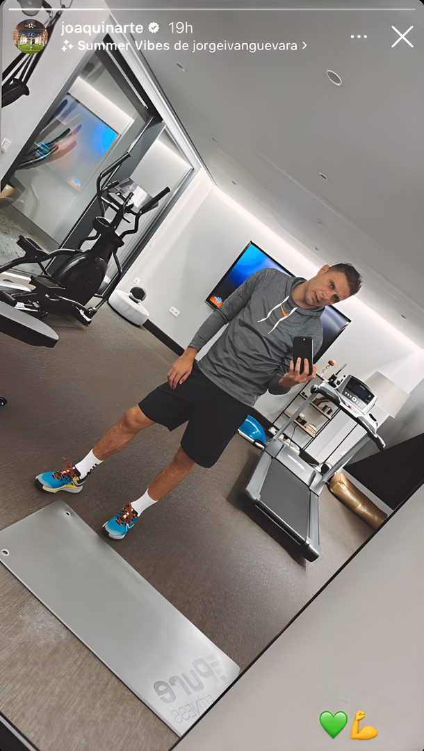 Joaquín Sánchez haciendo ejercicio en el gimnasio de su casa