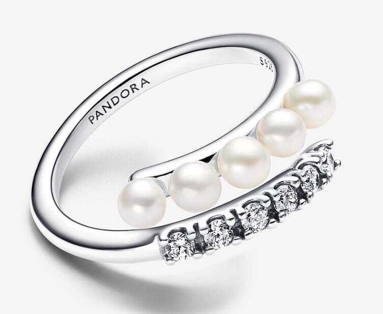 El nuevo anillo abierto con perlas cultivadas de agua dulce y pavé de Pandora