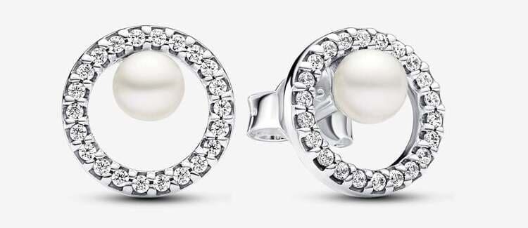 Los nuevos pendientes de botón con perla cultivada de agua dulce y halo en pavé de Pandora