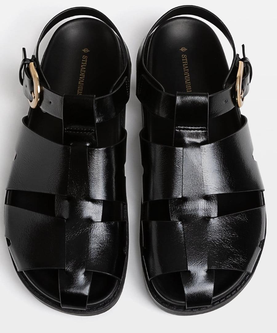 Las nuevas sandalias cangrejeras con plataforma negras de Stradivarius