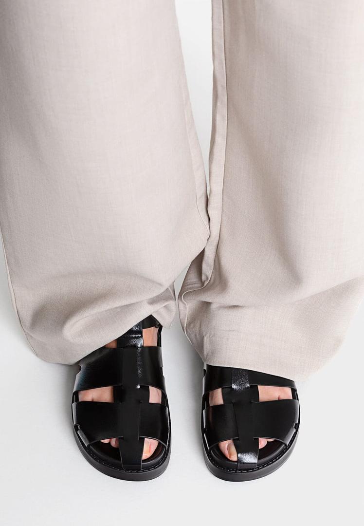 Las nuevas sandalias cangrejeras con plataforma negras de Stradivarius