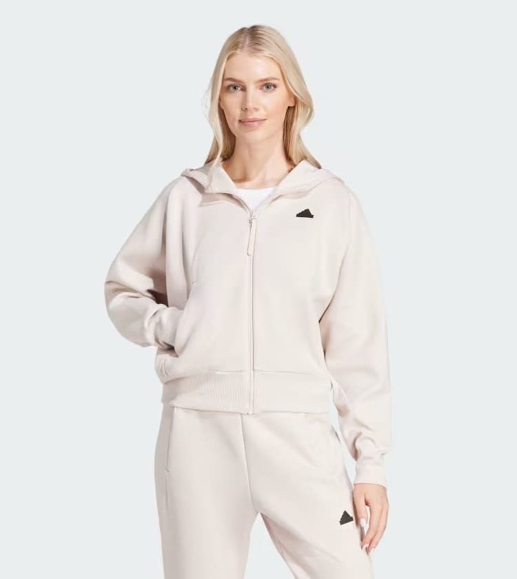 La nueva chaqueta con capucha Adidas Z.N.E. de color beige
